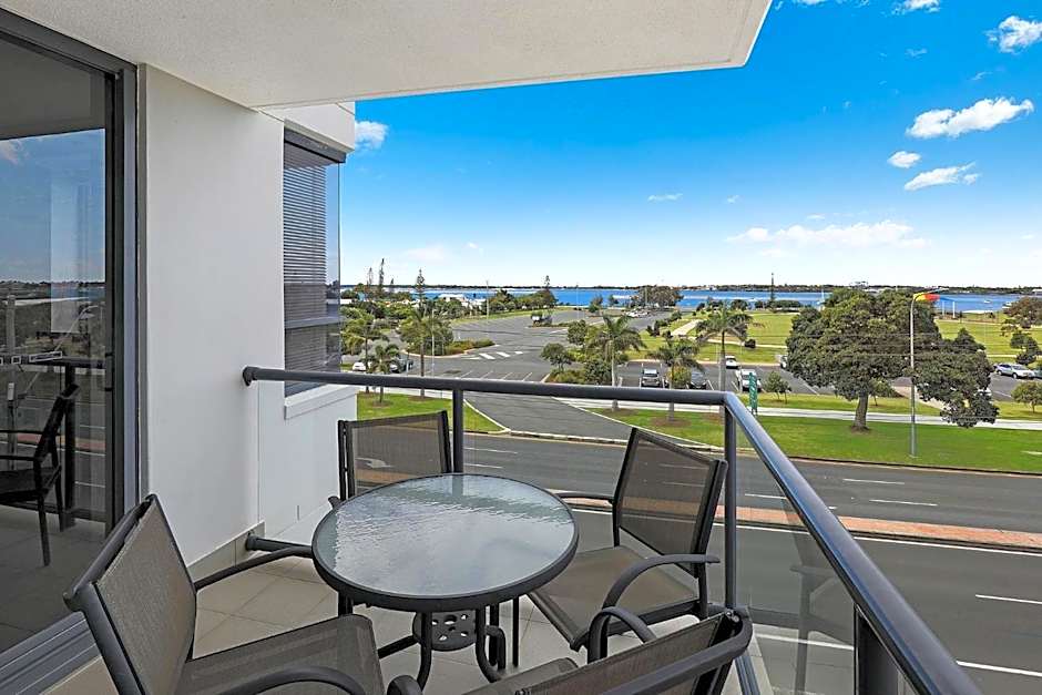 Aqualine Apartments On The Broadwater