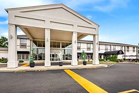 Days Inn & Suites by Wyndham Columbus East Airport