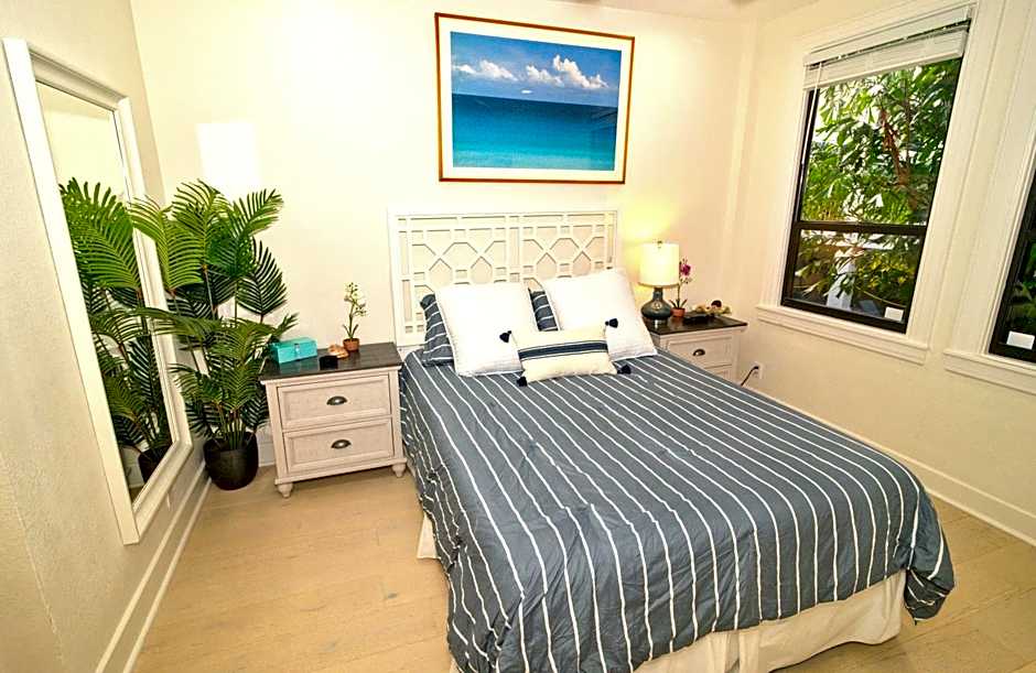 Tropical Beach Condo - Pool, Shops, 86" TV, WiFi