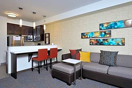 Queen Studio with Sofa Bed and Adapted Tub - Mobility Accessible