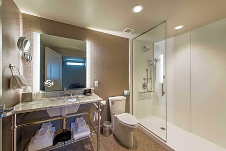 2 Queen Beds 1 Bedroom Suite