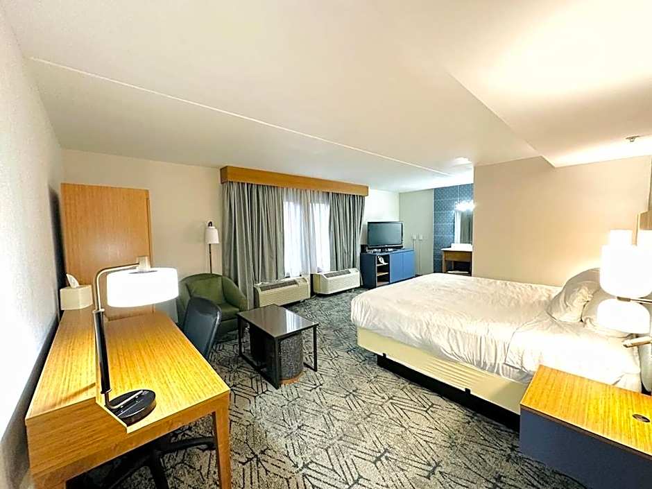 Ashbourne Hotel Canton/Hall of Fame I-77