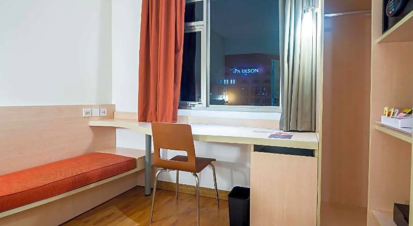 Ibis Saigon South Hotel