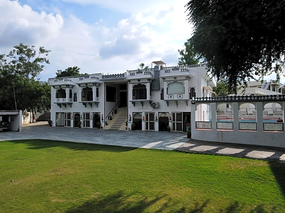 Devendragarh - A Boutique Lake Facing Guest House On Lake Fateh Sagar