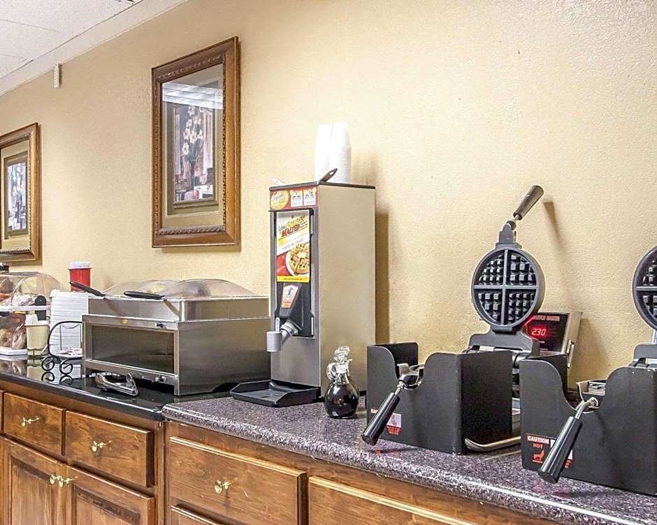 Clarion Inn & Suites University Center – Auburn, AL