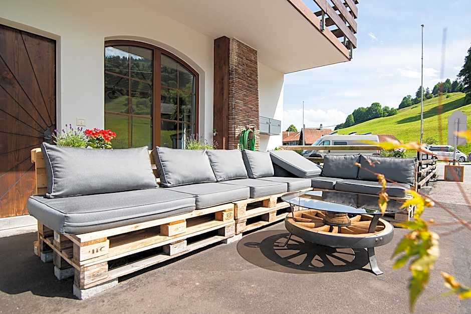 Aparthotel-Almgasthaus Gemsli - A bisal Österreich überm Schweizer Rheintal
