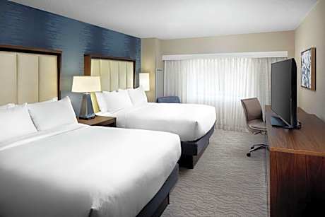 Queen Room with Two Queen Beds - Hearing Access