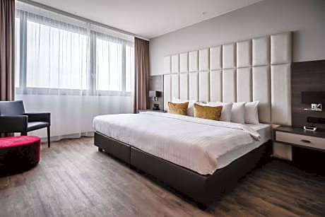 Executive Presidential Suite with Lounge Access