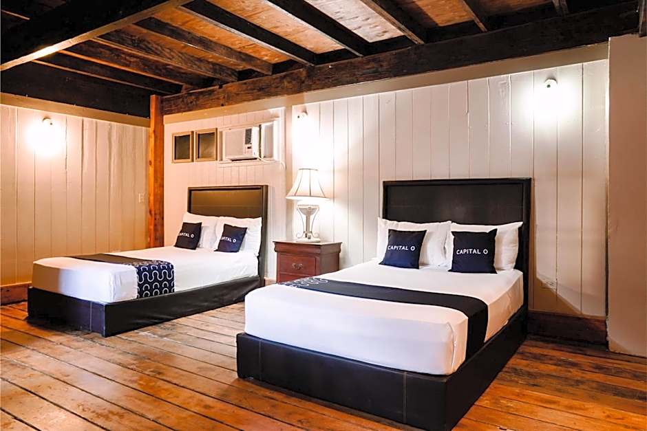 Capital O Hotel Villa Azura