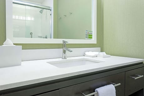 1 Queen Accessible Bathtub Studio Non-smoking