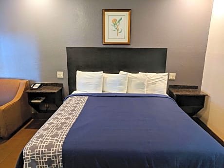 1 King Bed Deluxe Smoking