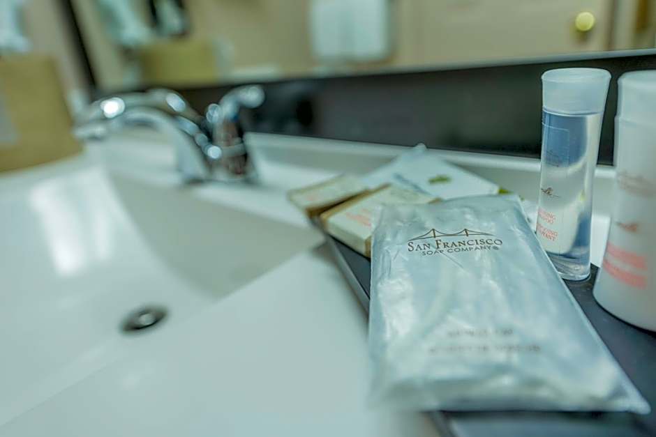 Howard Johnson by Wyndham Downtown Kamloops