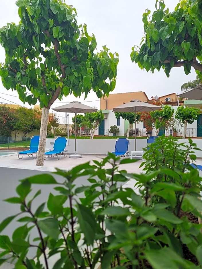 Leonidas Studios & Apartments