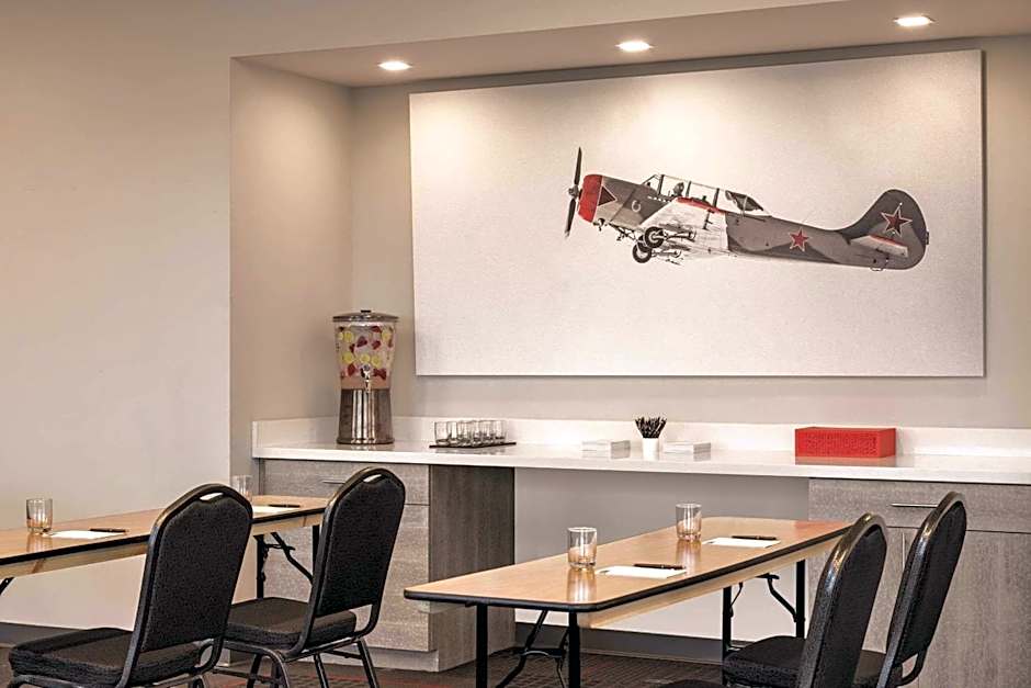 Radisson RED Miami Airport