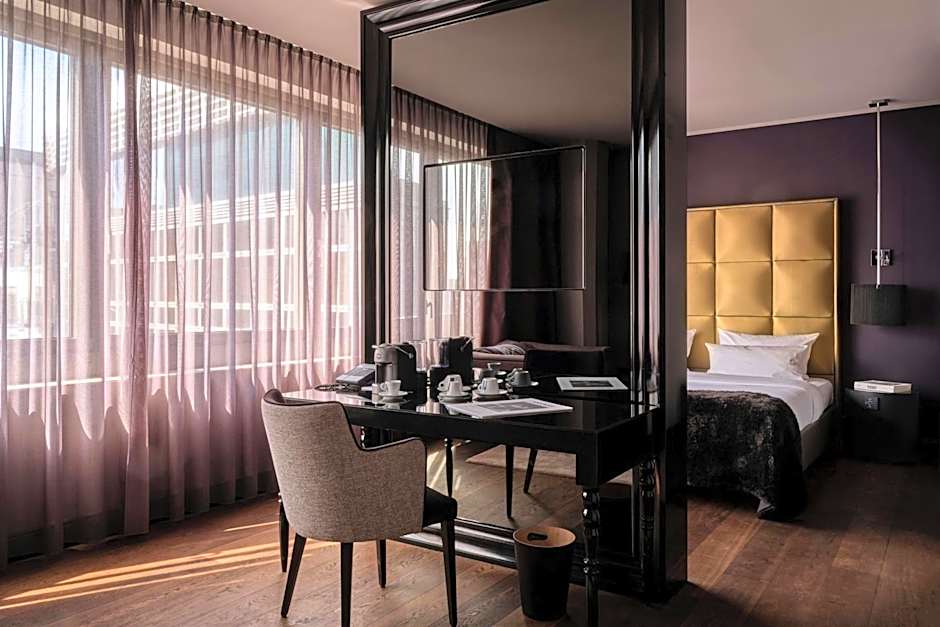 Roomers Frankfurt Central, Autograph Collection
