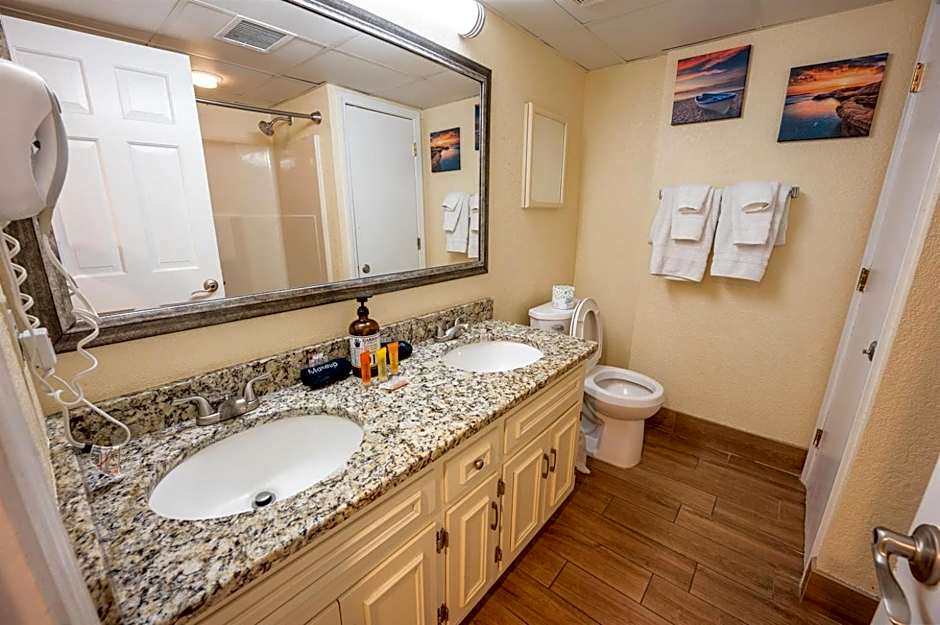 Oceanfront Views, Recently Renovated Kitchen,Pools