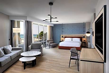 King Suite with Sea View - Free Beach Access