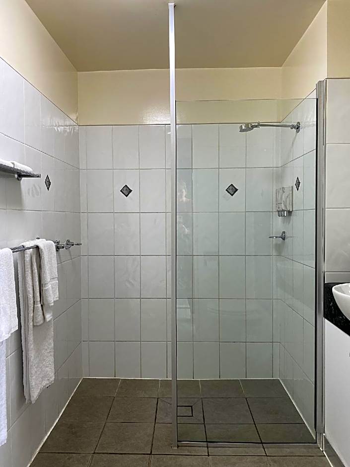 Country Roads Motor Inn