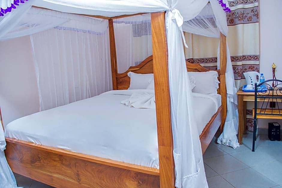 Mzunguu Safari Lodge