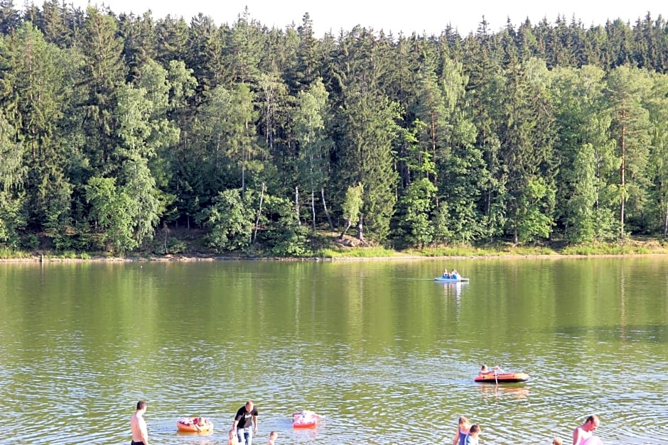 Domki nad jeziorem w Karłowicach