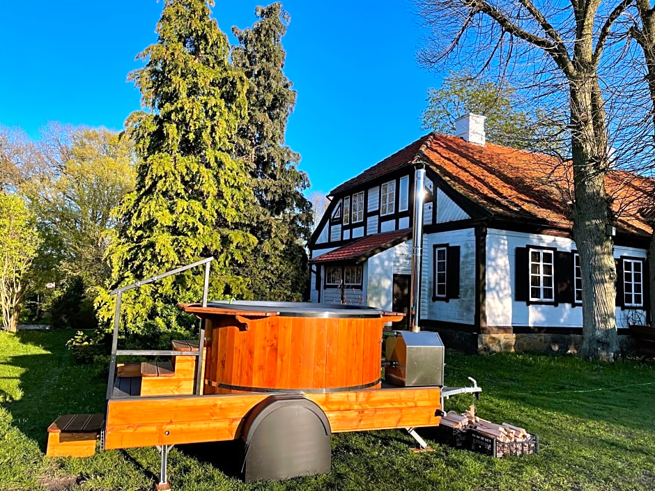 Apartament w Zabytkowej Stajni nad Jeziorem z Dostepem do Parku i Sasiedztwem XIX wiecznego Dworku Modrzewiowego