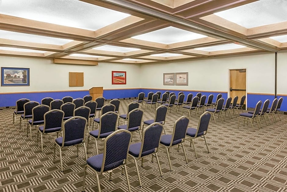 Super 8 by Wyndham Oceanside Marty's Valley Inn