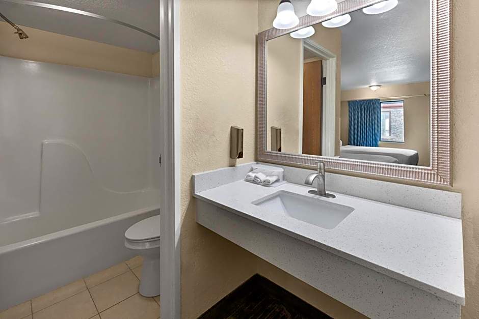 Days Inn by Wyndham Mackinaw City/Bridgeview Area