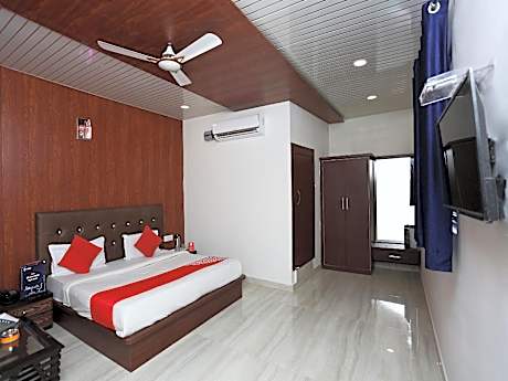 OYO 15839 Hotel Queen Palace