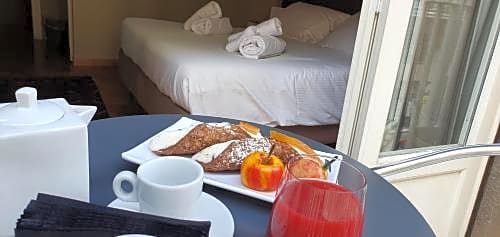 Smart Hotel Gallery House