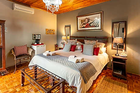 Room 4 Bougainvillea