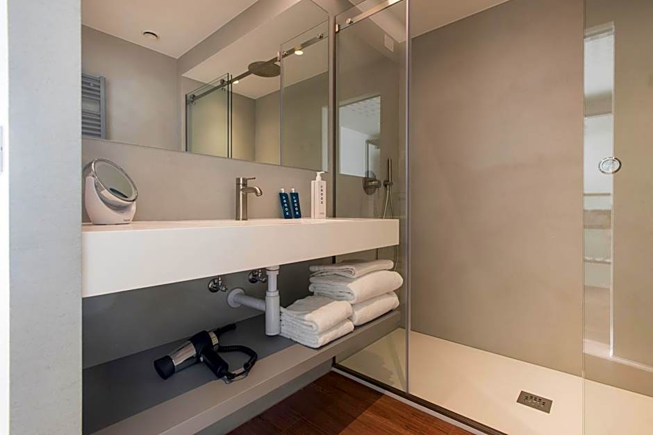 HOODY ACTIVE & HAPPINESS HOTEL