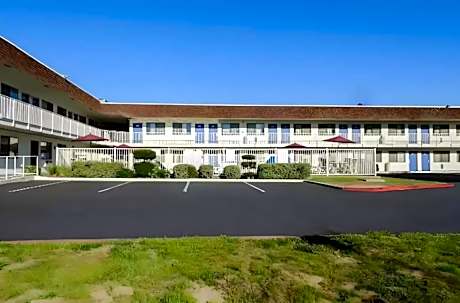 Super 8 by Wyndham Turlock