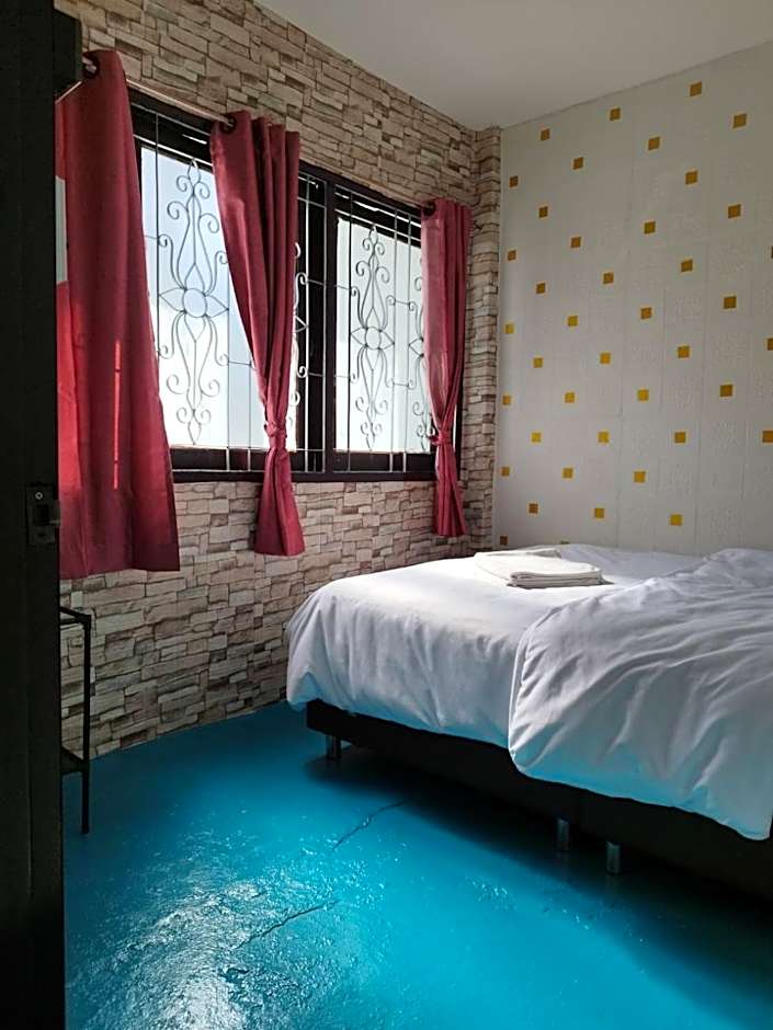 D​ Luck​ Hostel