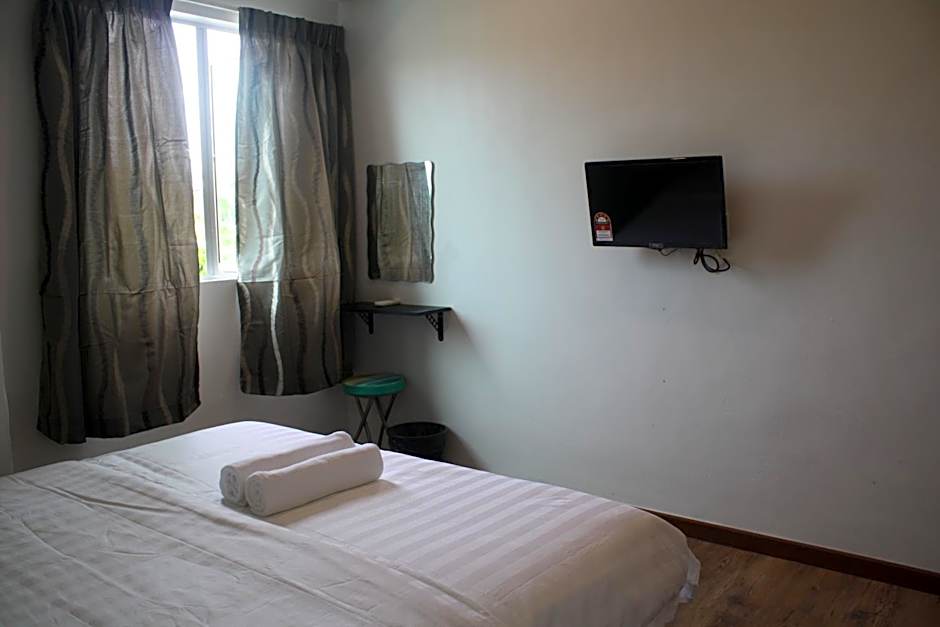 Cozy Riverside Hotel