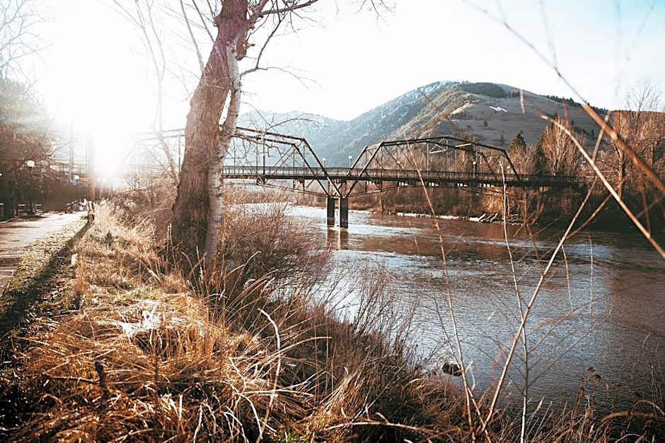 Goldsmith's River Front Inn