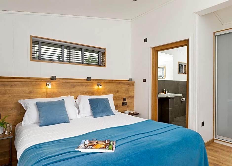 Cherry Bird Lodge Escape