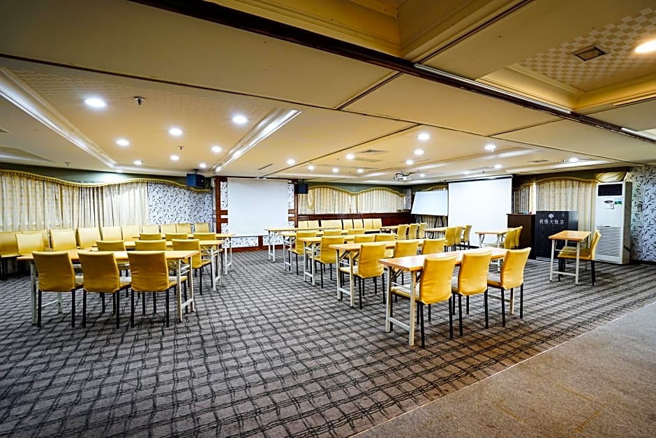 Cambridge Tainan Hotel