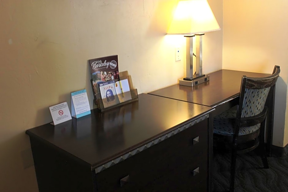 Super 8 Berkeley – Berkeley, CA