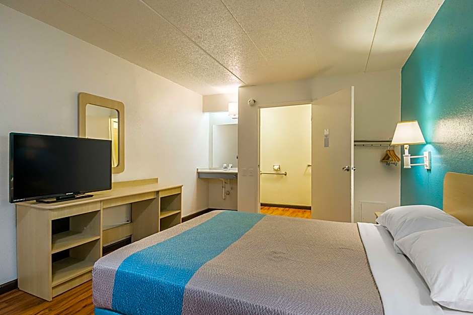 Motel 6-Knoxville, TN - North