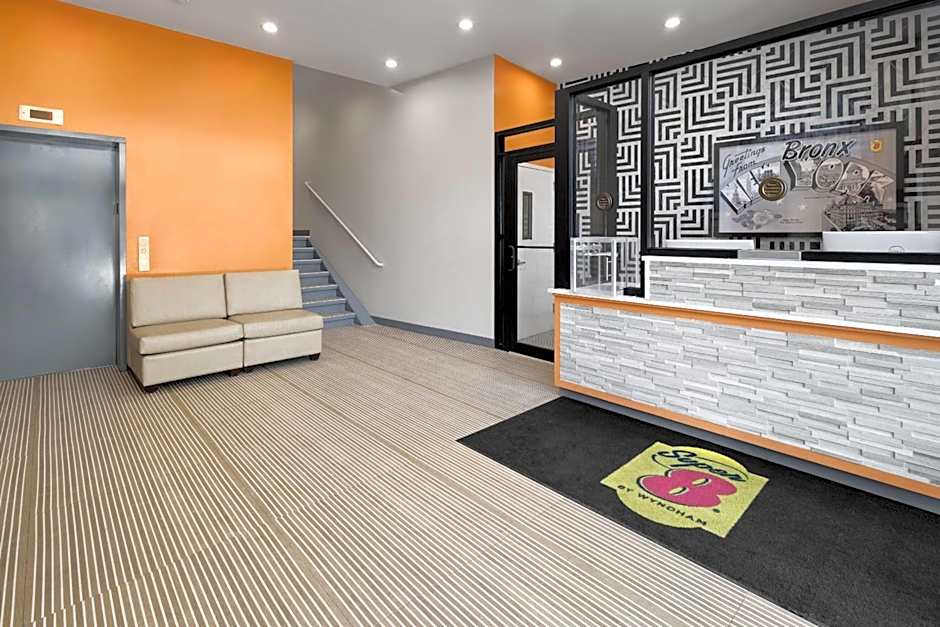 Super 8 by Wyndham Bronx Near Stadium