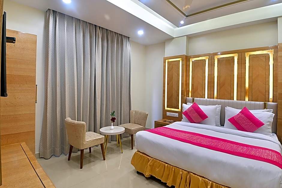 Hotel Gold Palace - 03 Mins Walk From New Delhi Railway Station