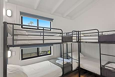 Deluxe Lakeside 3 Bedroom Cabin - Sleeps 8