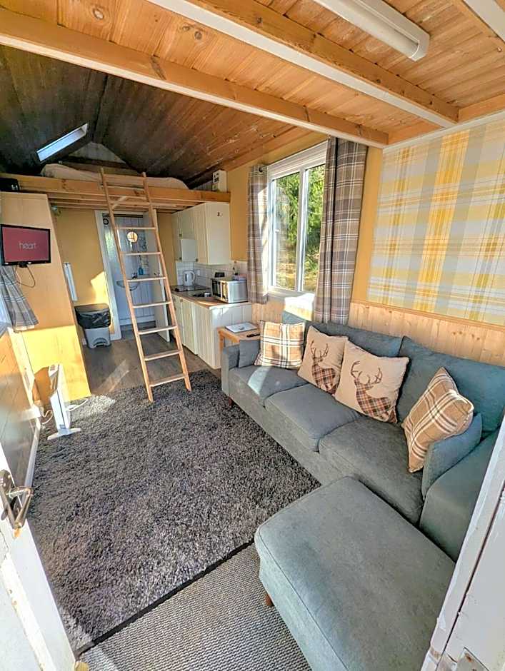 Blair Tiny House with Private Hot Tub - Fife - Loch Leven - Lomond Hills