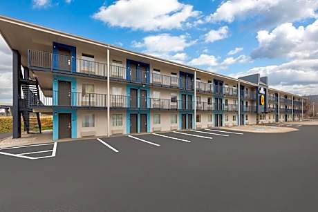 Super 8 by Wyndham Charleston WV