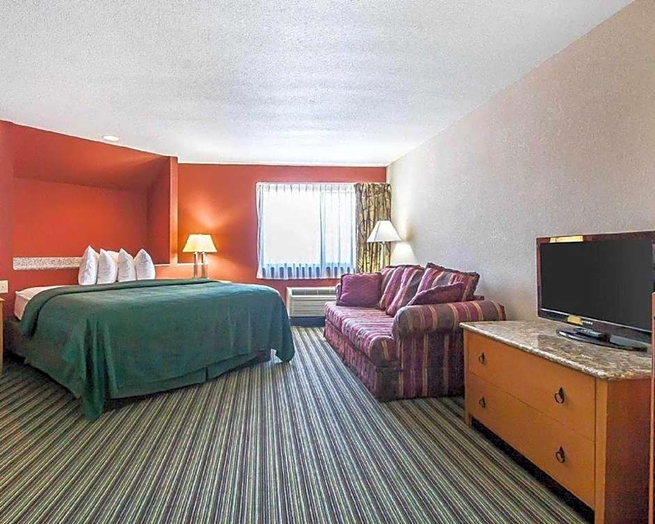 Econo Lodge Inn & Suites
