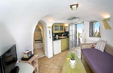 Elegant Cave Suite with Caldera View