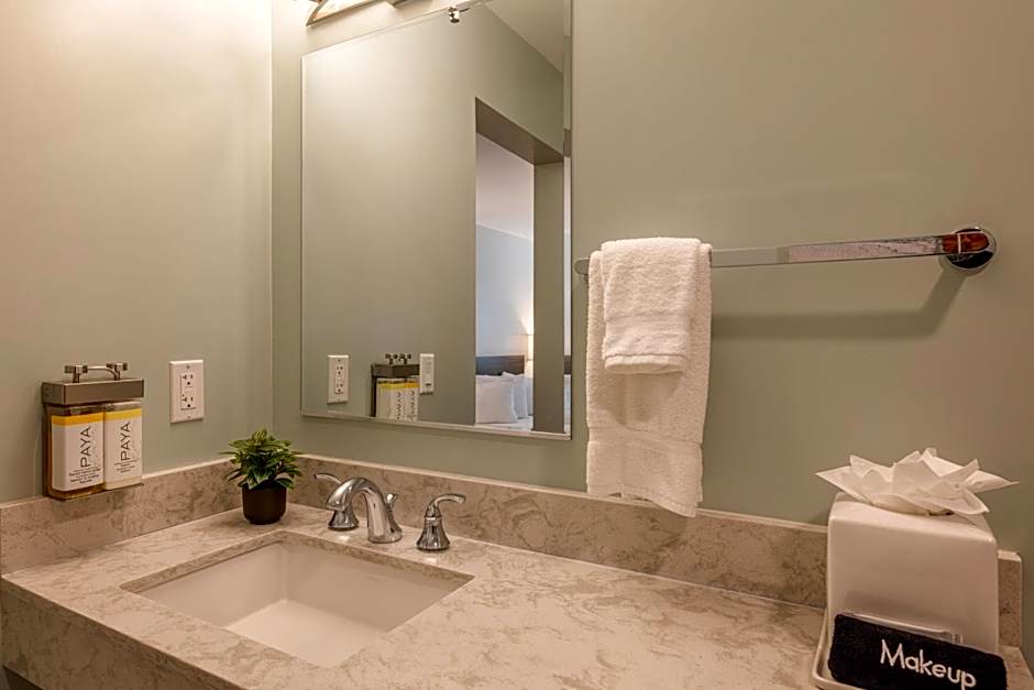 Inn At Moss Landing Point