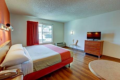 King Room with Roll-In Shower - Disability Access