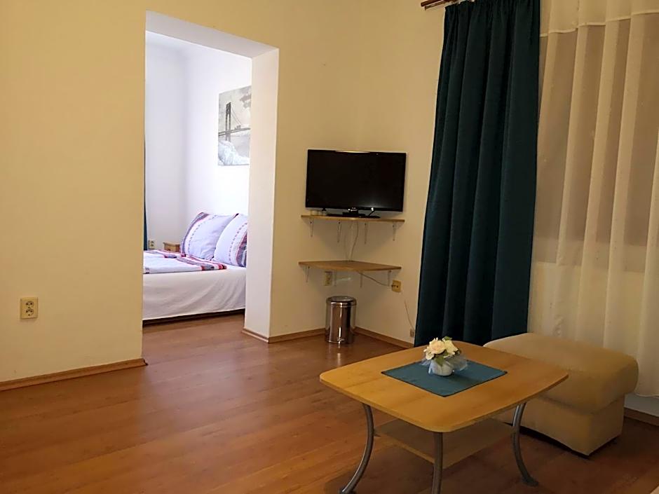 Parton Hotel & Bowling