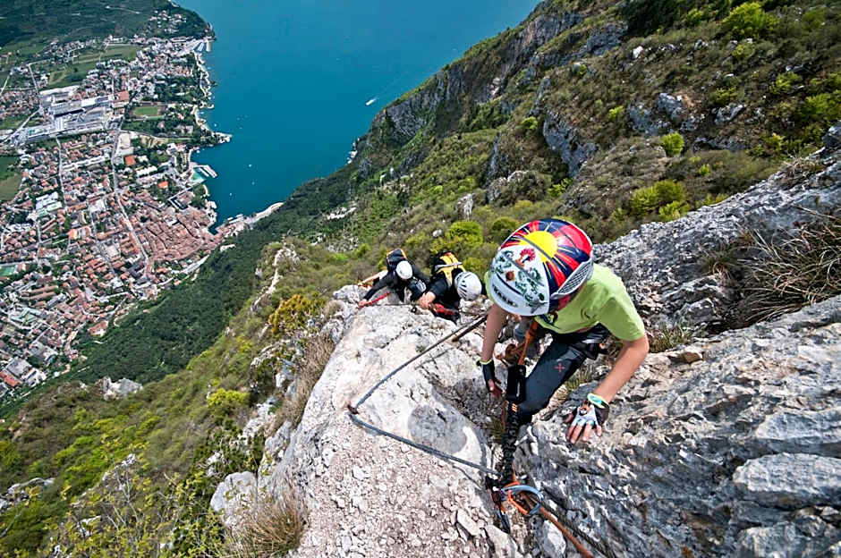 HOODY ACTIVE & HAPPINESS HOTEL